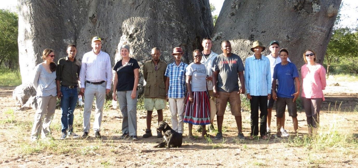 The EU team with the NNDFN team and Makuri villagers 